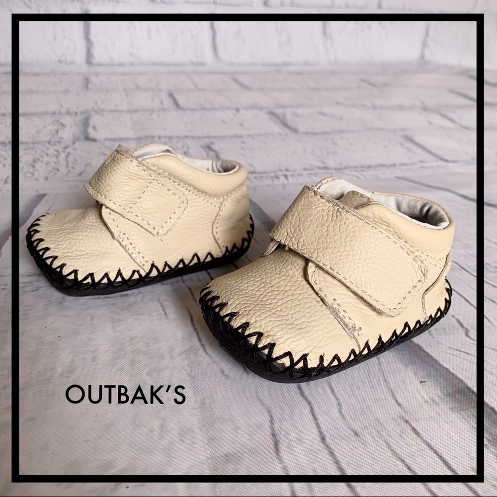 OUTBAK’S Ivory Leather Infant Crib Mocassins